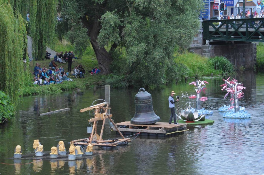 Installatie 'De Processie' van Maarten Fleuren & co op de Boschparade 2015