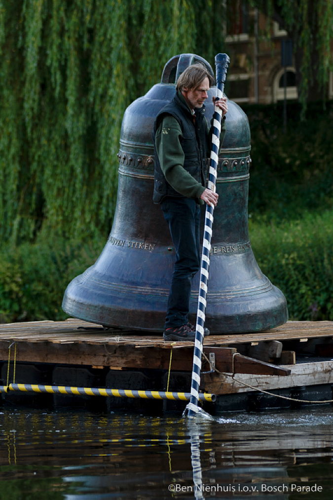 Boschparade: kunbstenaar Maarten Fleuren als gondelier op vlot met grote bronzen (bel)klok