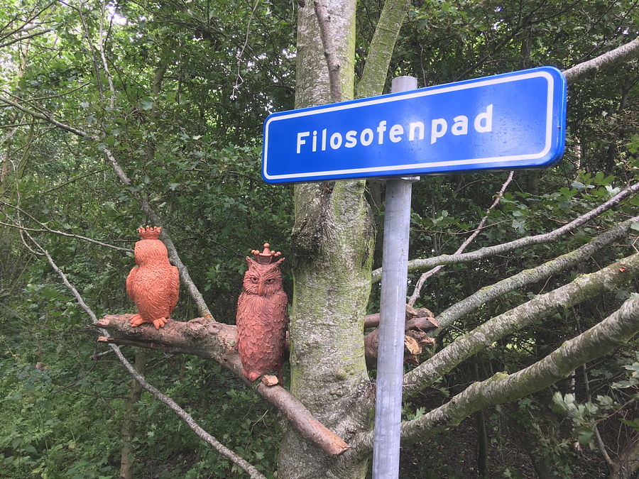 Twee uilen wijzen de weg naar het filosofenpad